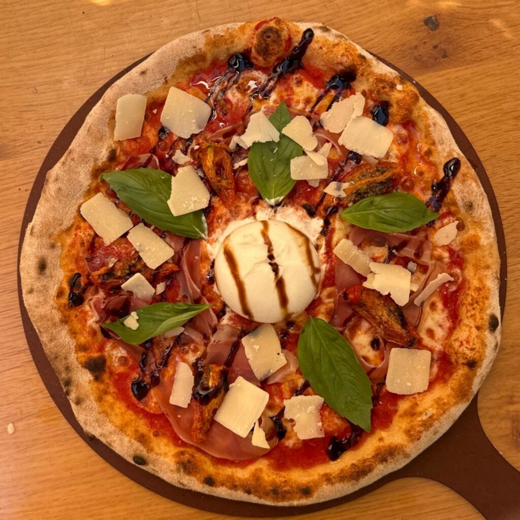 Photo d'une pizza cuite au feu de bois proposée chez Pizza Paolo