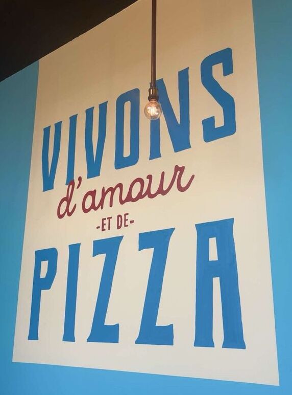 Photo du mur de Pizza Paolo avec inscrit "vivons d'amour et de pizza"