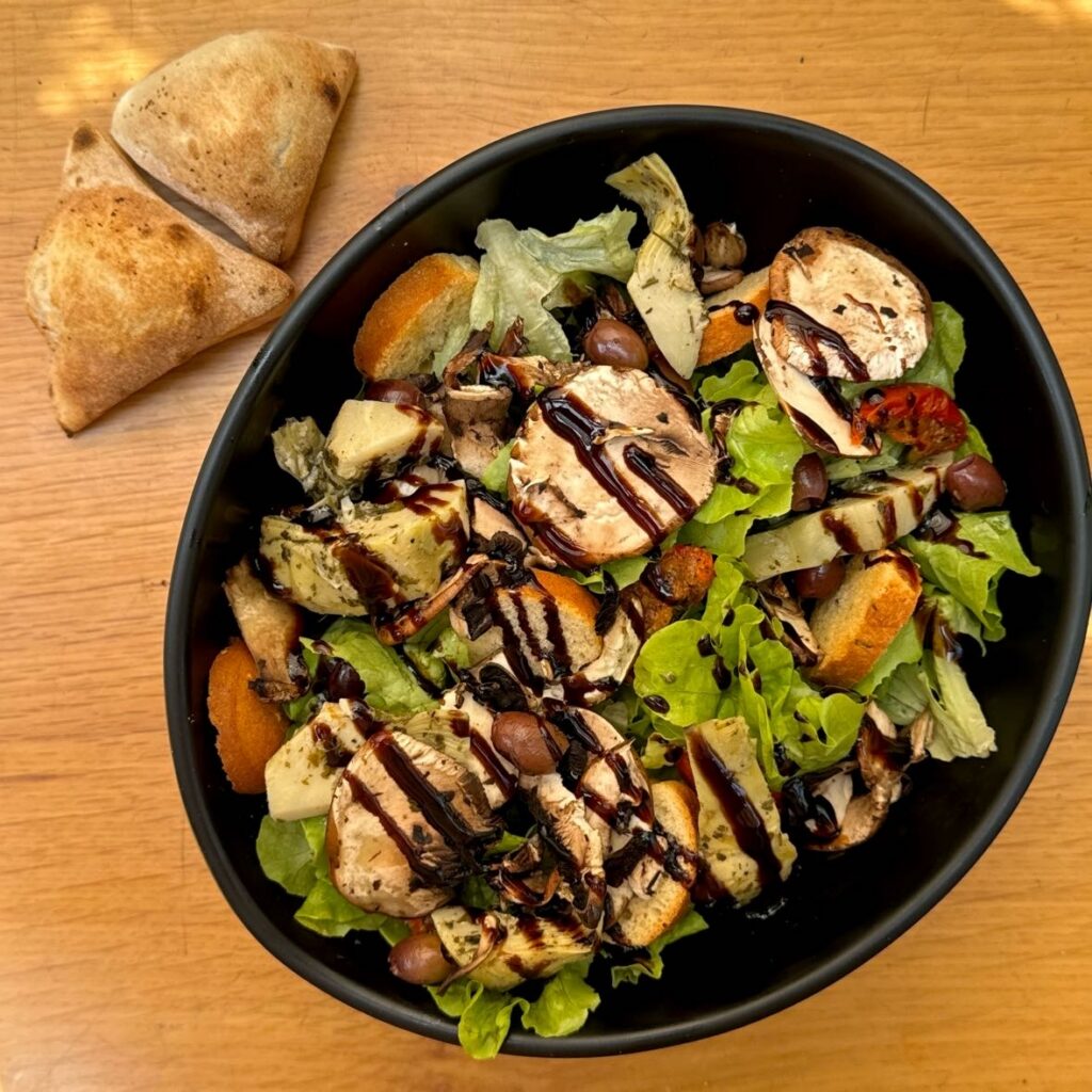 Salade composée préparée chez Pizza Paolo